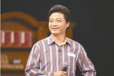小崔从央视辞职为教学没教师证只好跑场挣钱