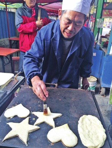 河南周口扶沟县老两口打出百变烧饼寻常工作花