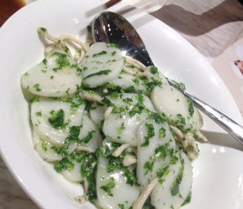 舌尖上的白绿相间-----荠菜肉丝炒年糕