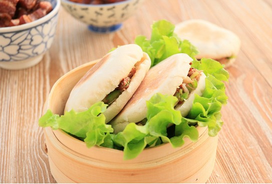冬季里的保胃战--红烧肉夹馍