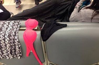 中国女游客在国外机场大晒内衣内裤丢谁脸