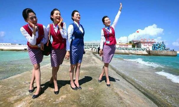 中国空姐登上南沙永暑礁拍照 朝大海喊话(图)