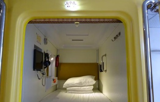 古城开封现“太空舱”旅馆 受青年人青睐