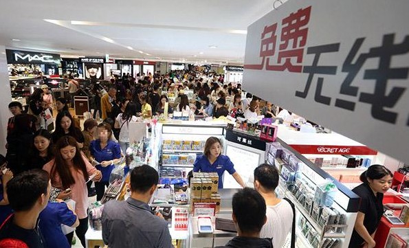 16万中国游客涌入韩国 抢购商品引发混乱