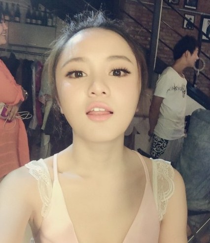 穿衬衫深沟尽显川足美女老板晒内衣广告照