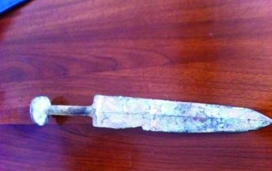男孩河边洗手掏出商周青铜短剑距今三千年