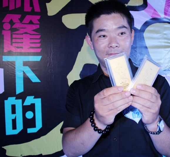 郑州帐篷相亲会 土豪男现场送金条求婚