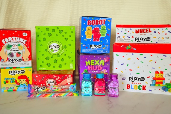 拆开泰国必吃的Playmore糖果可增强想像力美味和乐趣的糖果值得拥有