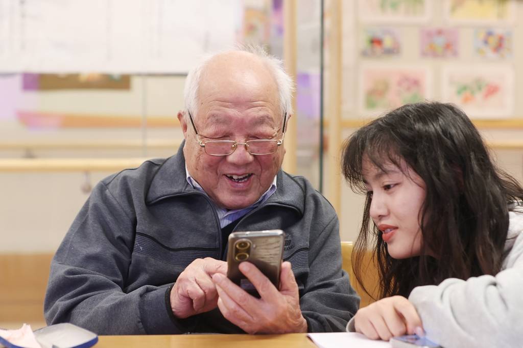 被智能时代遗忘 一群老人的“AI求生记” 