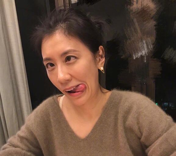 贾静雯为新书苦练签名 笑到脸歪斗鸡眼