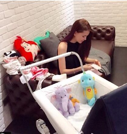 周杰伦用皇室级婴儿车宠女儿价格达三万元