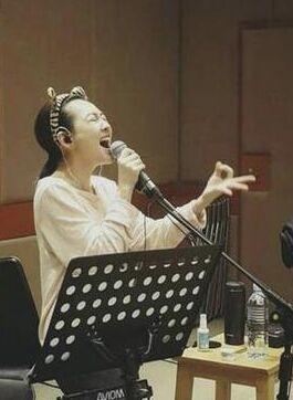 小S闭眼高歌表情陶醉