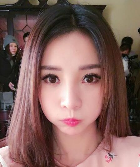 柳岩晒自拍嘟嘴鼓腮 粉嫩清纯似少女(图)