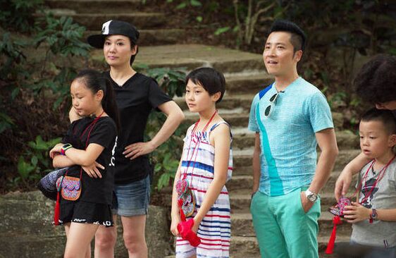 40岁周艳泓携女儿现身 穿超短裤露大腿