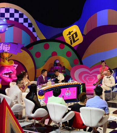 柳岩穿吊带亮相马东调侃读书时胸也这么大
