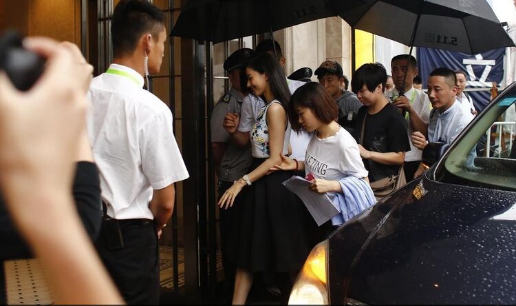 高圆圆合肥冒雨捞金