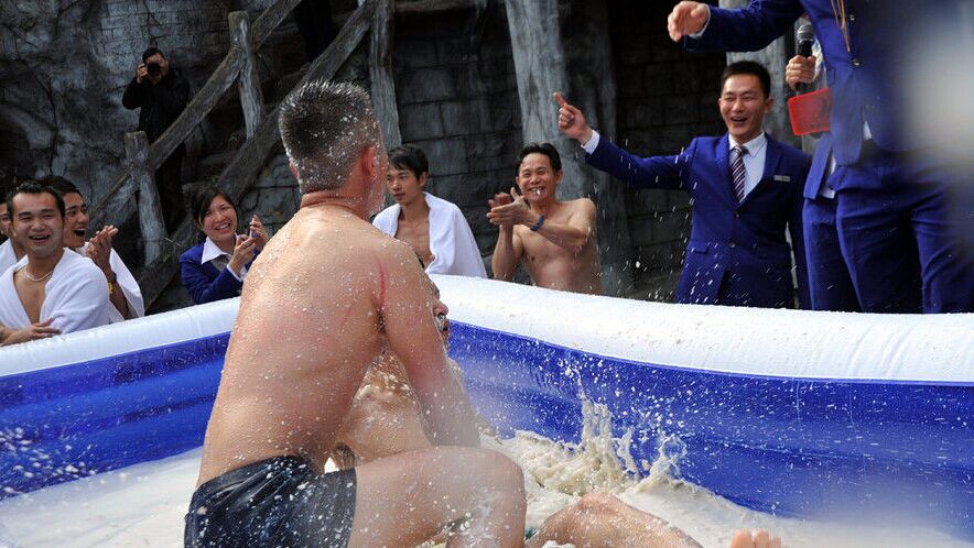 俊男美女牛奶豆腐中上演摔跤大战