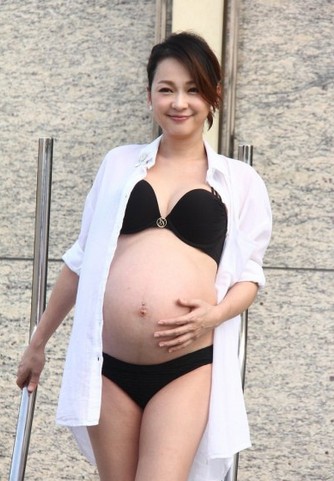 女艺人怀孕穿比基尼拍写真