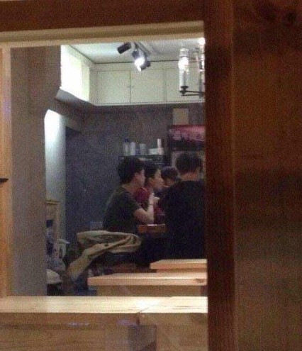 “锋菲”包场吃麻辣烫 网友：过上普通情侣生活