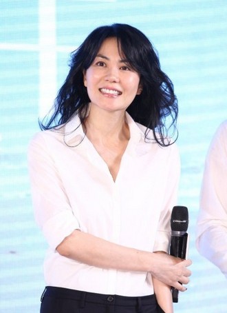 王菲“锋菲恋”曝光后首次公开露面