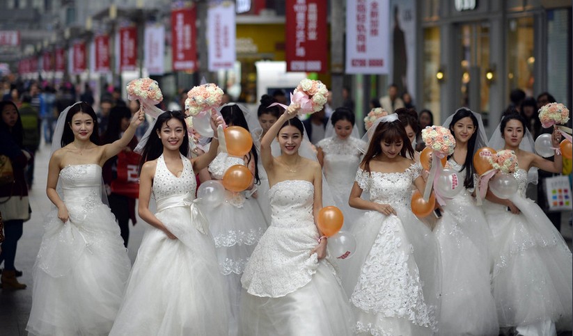 重庆单身美女举行“婚纱赛跑” 不惧当剩女