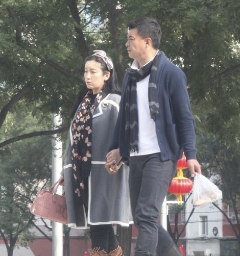 秦海璐大肚明显 与老公手牵手出行