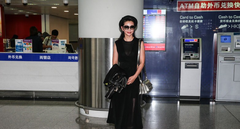李冰冰全黑透视装亮相 笑容满面秀美腿事业线