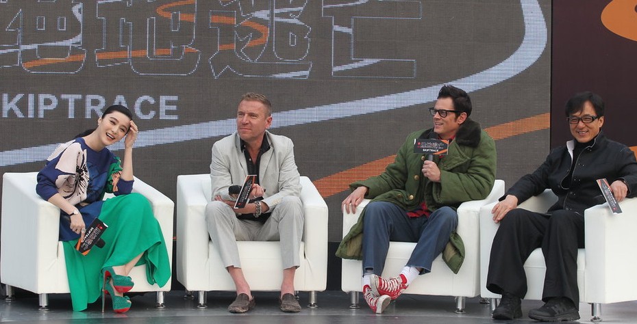 《绝地逃亡》举办发布会 范冰冰被众男亲脸颊