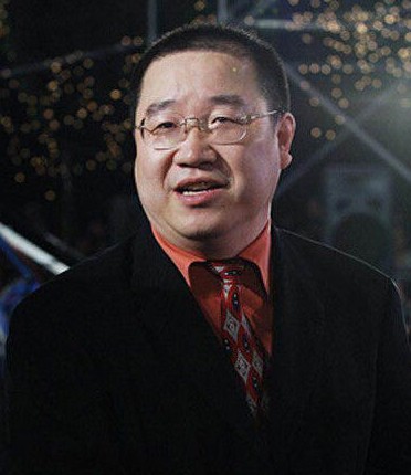 宋丹丹前夫英达被曝带神秘女回公寓