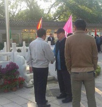 央视主持董浩57岁现身显老态