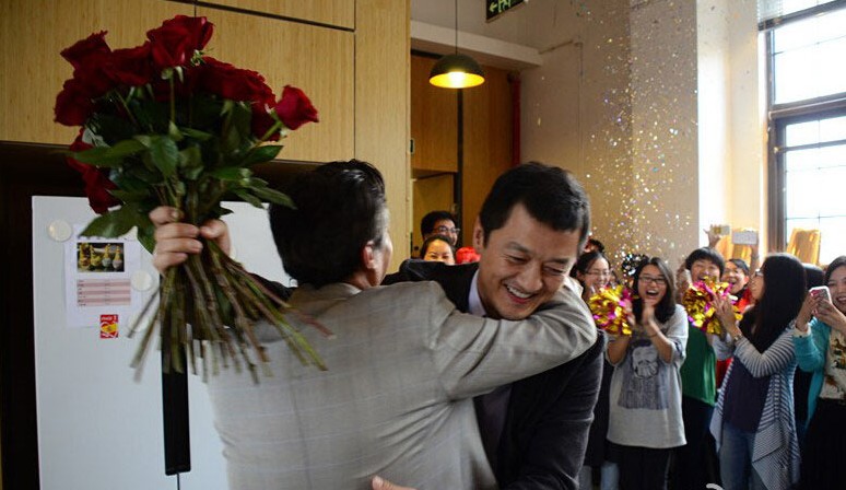 李亚鹏收生日祝福 捧玫瑰满脸笑容拒谈王菲