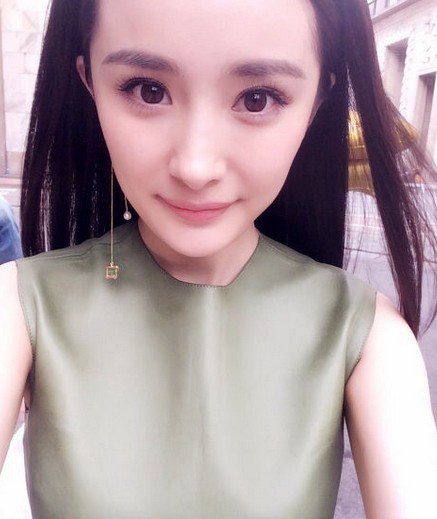 杨幂当妈后首晒自拍照 网友赞“变年轻了”