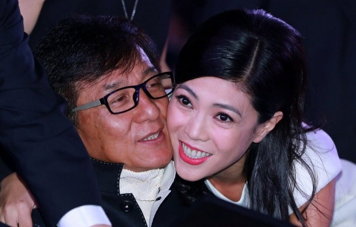 成龙与女子贴面亲昵 心情未受房祖名影响