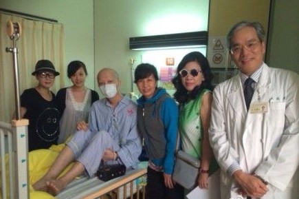 刘若英孕后现身探望病童 小腹隆起明显