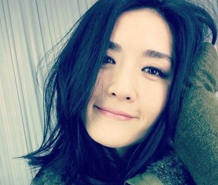 太阳女神谢娜晒自拍照撞脸王菲