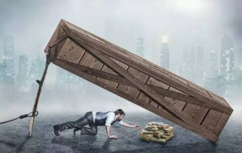 “吸血鬼”现金贷：借款一万输进去一套房 人死