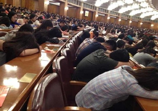 社会现象：九旬院士做报告学生睡倒一片