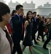 刘强东回母校网友们最关心奶茶妹妹冷不冷